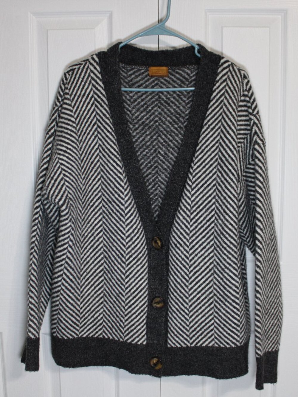 POL Black and White Chevron V-Neck Button Closure Solid Trim Cardigan Sweater